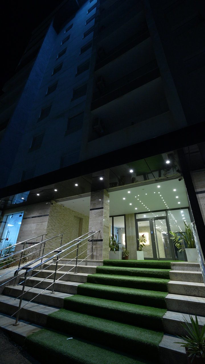 Entrée d'une résidence livrée, de nuit — Alger